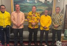 Balik dari Kediaman Airlangga, Lewerissa-Ramly Tersenyum Lebar Bawa Rekomendasi Partai Golkar FOTO: Lewerissa-Umasugi menerima langsung rekomendasi usungan partai golkar di rumah dinas Airlangga Hartarto di Komplek Widya Chandra, Kebayoran Baru, Jakarta Selatan, Selasa (30/7/2024). (Properti Partai Golkar)