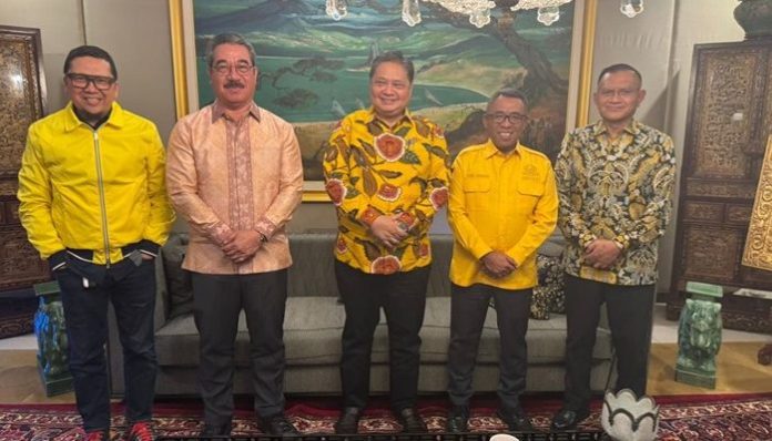 FOTO: Lewerissa-Umasugi menerima langsung rekomendasi usungan partai golkar di rumah dinas Airlangga Hartarto di Komplek Widya Chandra, Kebayoran Baru, Jakarta Selatan, Selasa (30/7/2024). (Properti Partai Golkar) 