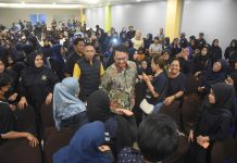 Andi Seto Temui DPC Kecamatan dan DPRt Kelurahan Partai Nasdem se-Kota Makassar FOTO: Bakal calon Wali Kota Andi Seto Asapa saat menghadiri rapat konsolidasi pengurus 8 DPC Kecamatan dan DPRt Kelurahan serta tim pemenangan Partai Nasdem di Hotel MaxOne, Sabtu (3/8/2024).