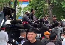 Ketum DPP KAMI Kecam Tindakan Represif Aparat Tangani Demonstrasi mahasiswa UINAM FOTO: Aparat saat mengamankan sejumlah mahasiswa UIN Alauddin Makassar di jalan Sultan Alauddin Makassar, Senin (5/8/2024) siang.