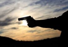 KKB Bunuh Pilot Warga New Zealand di Distrik Alama Mimika FOTO: Ilustrasi Penembakan (Reuters/Joshua Lott)