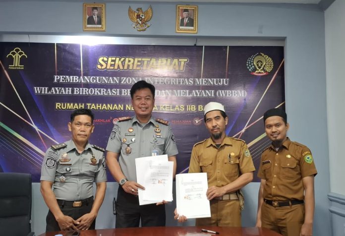 FOTO: Kepala Rutan Klas IIB Barru usai melakukan nota kesepahaman dengan Pengurus Jamaah Tabligh. (Properti RUTAN Klas IIB Barru)