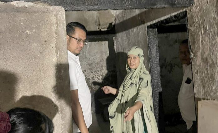 FOTO: Bakal calon Wali Kota Makassar, Andi Seto Asapa saat mengunjungi warga korban kebakaran di Kelurahan Maccini Gusung, Kecamatan Makassar, Kota Makassar, pada Ahad (4/8/2024) lalu.