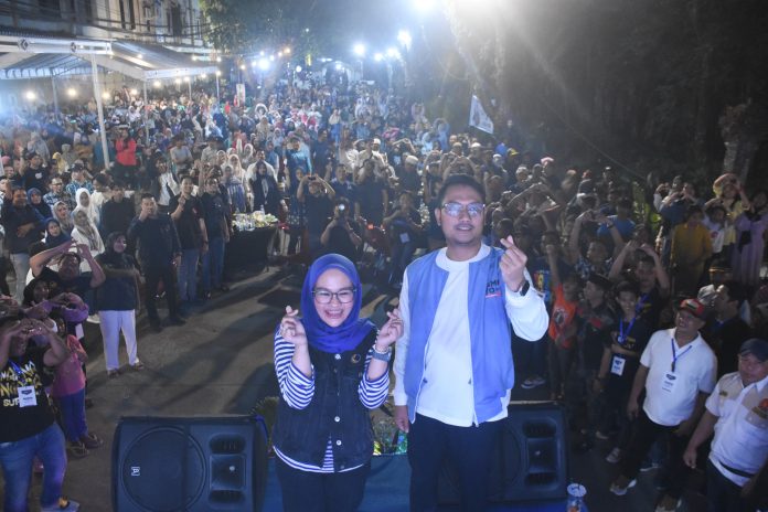 FOTO: Andi Seto Asapa-Rezki Mulfiati Lutfi saat berada di Posko Pemenangan Supratman, Jalan Perumnas Raya, Kecamatan Manggala, Kamis (8/8/2024) malam.