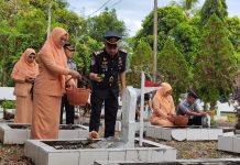 Peringati HUT Pengayoman, Keluarga Besar Rutan Klas IIB Barru Ziarah dan Tabur Bunga di TMP FOTO: Keluarga besar Rumah Tahanan Negara (Rutan) Klas IIB Barru peringati HUT Ke-79 Pengayoman. Untuk memperingati itu insan pengayoman melakukan ziarah dan tabur bunga di Taman Makam Pahlawan (TMP), Jumat Pagi (09/08)