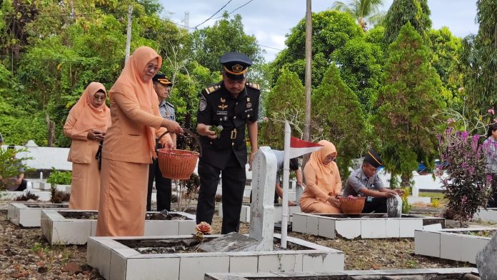 FOTO: Keluarga besar Rumah Tahanan Negara (Rutan) Klas IIB Barru peringati HUT Ke-79 Pengayoman. Untuk memperingati itu insan pengayoman melakukan ziarah dan tabur bunga di Taman Makam Pahlawan (TMP), Jumat Pagi (09/08)