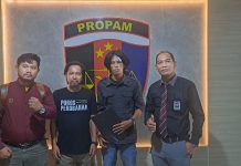 Kekerasan Terhadap Mahasiswa, Kapolres Pinrang Resmi Dilaporkan ke Propam Polda Sulsel FOTO: Haidir Ali aktivis mahasiswa Universitas Cokroaminoto Pinrang resmi melaporkan Kapolres Pinrang AKBP Andiko Wicaksono ke Propam Polda Sulsel. Jumat (9/8)