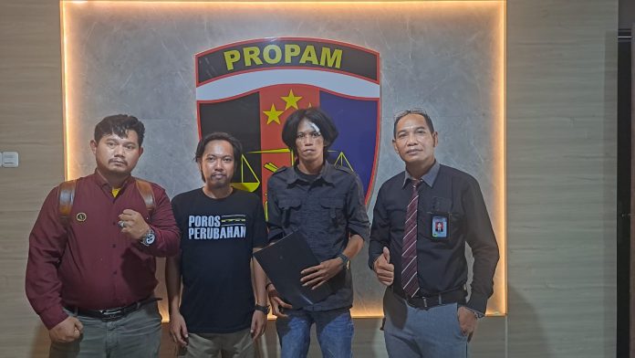 IMG-20240809-WA0320 FOTO: Haidir Ali aktivis mahasiswa Universitas Cokroaminoto Pinrang resmi melaporkan Kapolres Pinrang AKBP Andiko Wicaksono ke Propam Polda Sulsel. Jumat (9/8)