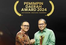 Dapat Lagi Penghargaan, Netizen ke DP: Keren Pak Wali, Gas Terus!! FOTO: Wali Kota Makassar Moh Ramdhan Pomanto atau Danny Pomanto saat menerima penghargaan dari Pemerintah Pusat melalui Menteri Pendayagunaan Aparatur Negara dan Reformasi Birokrasi Abdulah Azwar Anas di Jakarta, Kamis (8/8).