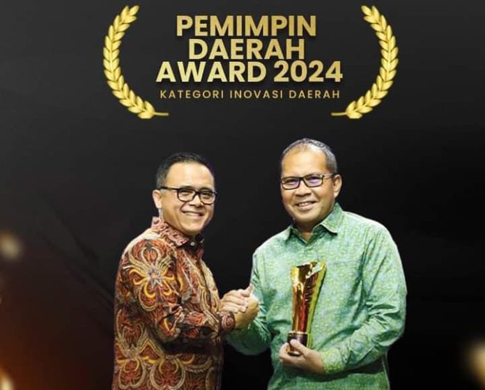 IMG-20240809-WA0342 FOTO: Wali Kota Makassar Moh Ramdhan Pomanto atau Danny Pomanto saat menerima penghargaan dari Pemerintah Pusat melalui Menteri Pendayagunaan Aparatur Negara dan Reformasi Birokrasi Abdulah Azwar Anas di Jakarta, Kamis (8/8).