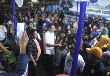 Adami Seto di Bara-baraya Utara Bareng BDS Community FOTO: Bakal calon Wali Kota Makassar Andi Seto Asapa saat bersilaturahmi dengan ribuan warga di Kelurahan Bara-baraya Utara, Kecamatan Makassar, Jumat (9/8/2024) malam. (Istimewa)