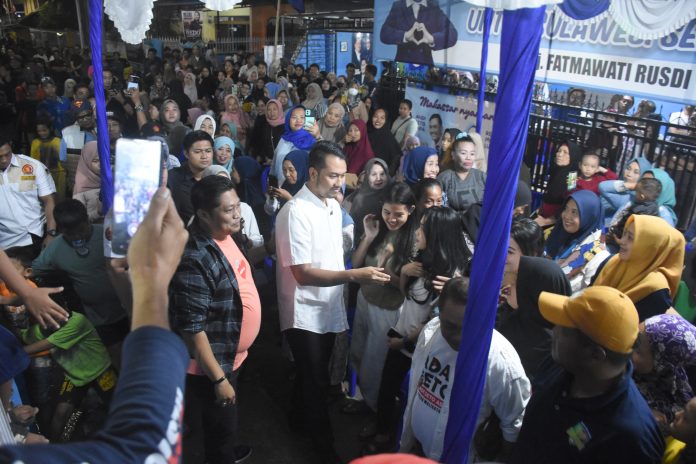 FOTO: Bakal calon Wali Kota Makassar Andi Seto Asapa saat bersilaturahmi dengan ribuan warga di Kelurahan Bara-baraya Utara, Kecamatan Makassar, Jumat (9/8/2024) malam. (Istimewa)