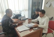 Usai Menang Gugatan Atas Keputusan Presiden, Kini Aldin Bulen Sukses Kembalikan Hak ASN di UNM FOTO: Amril Basri didampingi pengacaranya Aldin Bulen menerima SK pensiun dari Universitas Negeri Makassar, Jumat (9/8).
