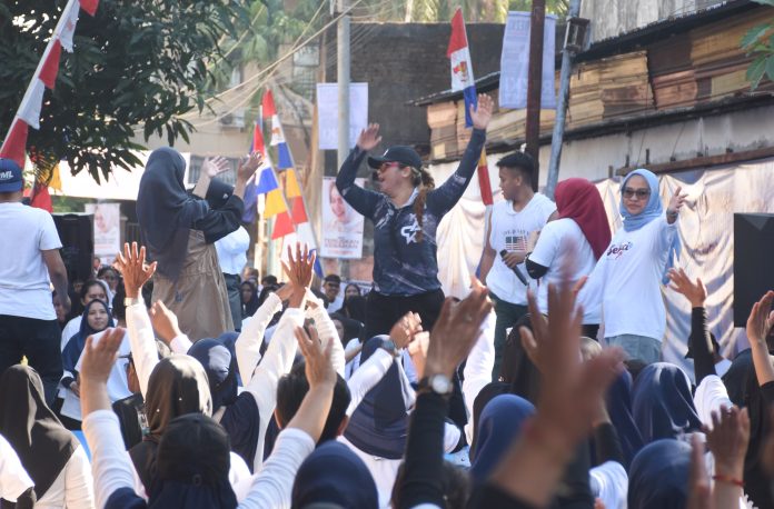 FOTO: Bakal calon Wakil Wali Kota Makassar, Rezki Mulfiati Lutfi terus mendekatkan diri ke masyarakat dengan mengikuti Senam Sehati, Jl Domba, Kelurahan Maricaya, Kecamatan Makassar, Minggu (11/8/2024) pagi.