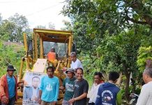 Bukan Omon-Omon, Pasangan Sukses Jawab Keluhan Warga Rompegading FOTO: Timses Pasangan Bakal Calon Bupati dan Wakil Bupati Soppeng, H. Suwardi Haseng, SE dan Ir. Selle KS Dalle, saat memberikan pengerjaan jalan di Desa Rompegading, Kecamatan Liliriaja.