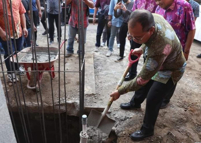 FOTO: Wali Kota Makassar Moh Ramdhan Pomanto melakukan groundbreaking atau peletakan batu pertama renovasi rumah ibadah umat Kristiani itu di Jl Opu Daeng Risadju, Sabtu, 10 Agustus 2024.