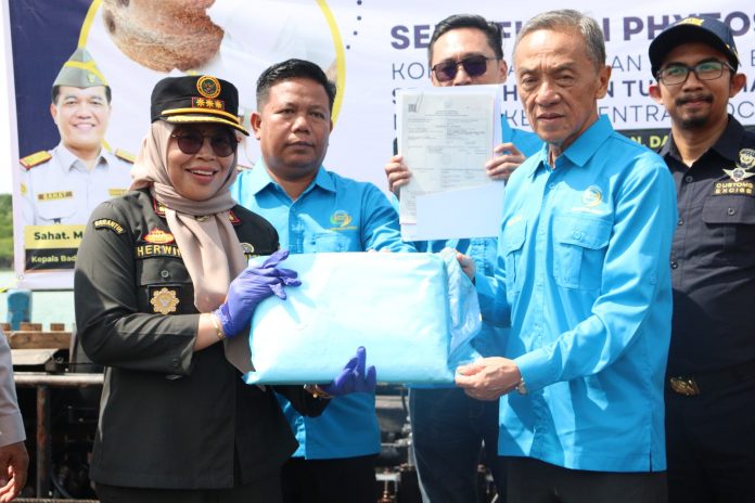 FOTO: Satuan Pelayanan Moro mensertifikasi dan memberikan jaminan kesehatan pada komoditas santan kelapa senilai 382,7 juta rupiah tujuan Malaysia pada 12 Agustus 2024.