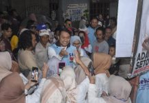 Temui Warga Kampung Baru, Seto Rezki Sampaikan Program Makan Siang Gratis FOTO: Andi Seto Asapa-Rezki Mulfiati Lutfi saat berkunjung ke kampung baru, Senin (13/8/2024) malam.