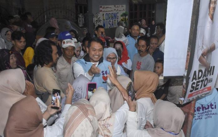 FOTO: Andi Seto Asapa-Rezki Mulfiati Lutfi saat berkunjung ke kampung baru, Senin (13/8/2024) malam.