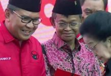 Rekomendasi PDIP: DP – Azhar Arsyad di Pilgub Sulsel FOTO: Moh Ramdhan Pomanto atau Danny Pomanto saat menerima rekomendasi dari PDIP