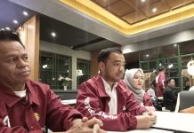 Hadapi Putra Mentan di Musda HIPMI Sulsel, AMK: Saya Tidak Gentar FOTO: Calon Ketua umum BPD HIPMI Sulsel nomor urut satu, Andi Muhammad Karaka Kilat (AMK), ST bersama tim pemenangan menggelar keterangan pers di Black Canyon Caffe, Jalan Hertasning, Panakukkang, Makassar.
