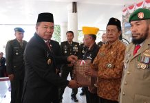 Bupati Andi Utta Bersama Forkopimda Ramah Tamah dengan Pejuang Kemerdekaan FOTO: Pemerintah Kabupaten Bulukumba menggelar acara Ramah Tamah bersama sejumlah anggota Veteran, Purnawirawan, Wredatana, Warakauri dalam rangka menyambut Hari Ulang Tahun Kemerdekaan Republik Indonesia yang ke-79 tahun 2024, di Pendopo Rujab Bupati Bulukumba, Kamis 15 Agustus 2024.