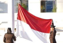 Pimpinan dan Staf Kejati Sulsel Peringati HUT RI Ke 79, Wakajati Inspektur Upacara FOTO: Upacara bendera dalam rangka peringatan detik detik proklamasi/HUT RI ke 79 tahun digelar di halaman Kejaksaan Tinggi (Kejati) Sulawesi Selatan (Sulsel) Sabtu (17/8/2024). Dengan mengangkat tema “Nusantara Baru Indonesia Maju”.