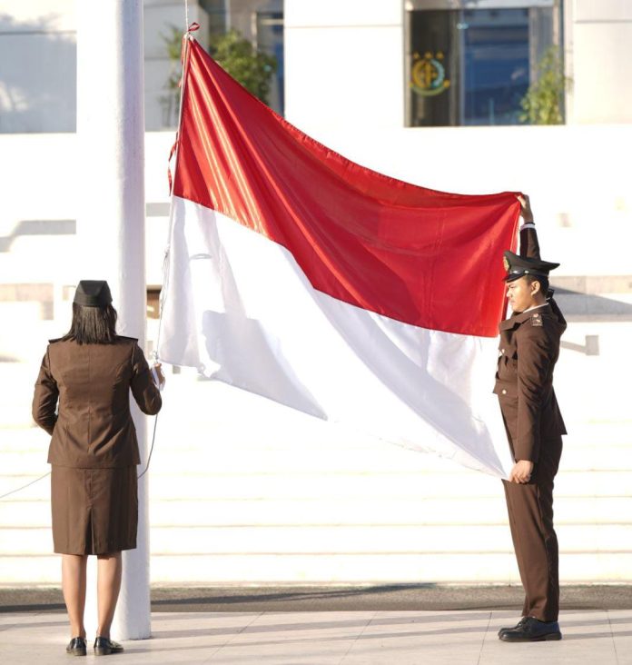 FOTO: Upacara bendera dalam rangka peringatan detik detik proklamasi/HUT RI ke 79 tahun digelar di halaman Kejaksaan Tinggi (Kejati) Sulawesi Selatan (Sulsel) Sabtu (17/8/2024). Dengan mengangkat tema “Nusantara Baru Indonesia Maju”.