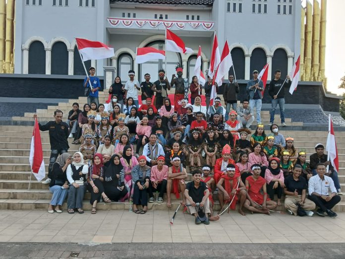 FOTO: Front Mahasiswa Timur Indonesia (FMTI) dan Literasi Anak Maluku (LAM) menyelenggarakan pawai merah putih dan pentas seni budaya di Kota Makassar. Sabtu siang, 17 Agustus 2024.