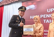 Insan Pengayoman Rutan Kelas IIB Barru Gelar Upacara dan Syukuran Hari Kemenkumham ke-79 FOTO: Kepala Rutan Kelas IIB Barru, Amsar, menyerahkan hadiah kepada Dharma wanita Kantor Rutan Klas IIB Barru.