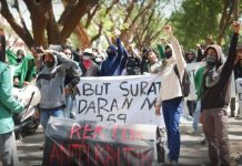 Kena Skorsing Sewenang-Sewenang, Mahasiswa Akan Tempuh Upaya Hukum FOTO: Aksi unjuk rasa mahasiswa UIN Alauddin Makassar (istimewa)