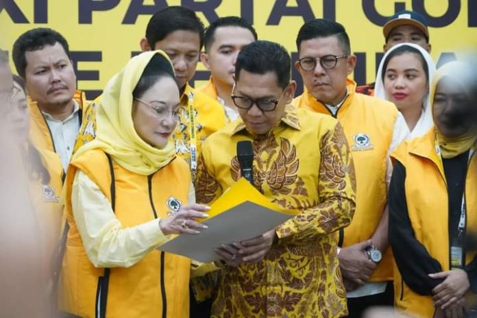 FOTO: Dewan Pimpinan Pusat (DPP) Partai Golongan Karya (Golkar) bersama jajaran Steering Committee (SC) Rapimnas dan Munas XI Partai Golkar, telah menerima berkas pendaftaran bakal calon Ketua Umum Partai Golkar untuk periode 2024-2029.