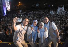 Bakal Dikawal Ribuan Pendukung, Seto-Rezki Daftar di KPU Makassar Tanggal 28 Agustus FOTO: Pasangan Andi Seto Asapa dan Rezki Mulfiati Lutfi menjadi bakal calon Wali Kota dan Wakil Wali Kota Makassar deklarasi di Parking LOT Phinisi Point Mal, Jalan Metro Tanjung Bunga, Makassar, Kamis (22/8/2024) malam.