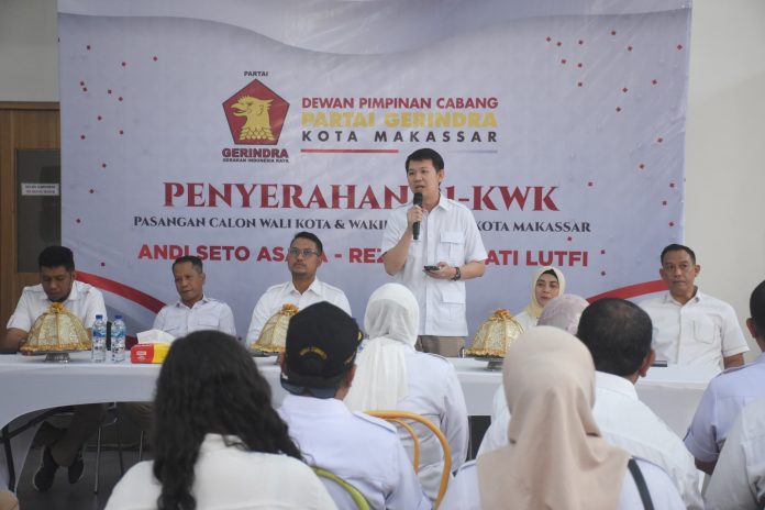 FOTO: Ketua DPC Partai Gerindra Makassar Eric Horas kemudian diserahkan kepada Andi Seto Asapa, di Posko Pemenangan Sehati, Jl AP Pettarani, Senin (26/8/2024).