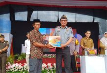 Karutan Barru Hadiri Bakti Sosial Kapolda Sulsel, Perkuat Sinergi dengan Masyarakat dan Forkopimda FOTO: Kepala Rutan Kelas IIB Barru, Amsar, menghadiri acara bakti sosial yang digelar oleh Kapolda Sulawesi Selatan, Irjen Pol Andi Rian R Djajadi, di Lapangan Sumpang Binangae, Kabupaten Barru. Selasa, 27 Agustus 2024.