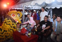 Hadir di Kecamatan Wajo, Seto Rezki Disambut Warga dan Barongsai FOTO: Barongsai saat mendekati Kandidat calon Wali Kota dan Wakil Wali Kota Makassar, Andi Seto Asapa-Rezki Mulfiati Lutfi di Kecamatan Wajo, Jalan KH Wahid Hasyim, Rabu (28/8/2024).
