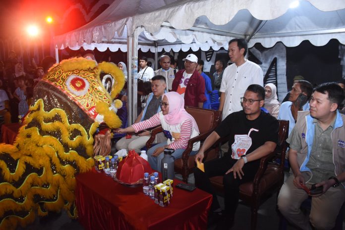 FOTO: Barongsai saat mendekati Kandidat calon Wali Kota dan Wakil Wali Kota Makassar, Andi Seto Asapa-Rezki Mulfiati Lutfi di Kecamatan Wajo, Jalan KH Wahid Hasyim, Rabu (28/8/2024).