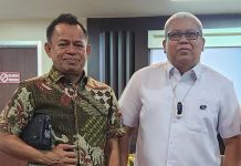 Aldin Bulen Sampaikan Apresiasi yang Tinggi ke Rektor UNM atas Diberikan Seluruh Hak Kliennya FOTO: Drs. H. Aldin Bulen, SH,.MH dan Rektor UNM Profesor (Prof) Karta Jayadi. (Istimewa)