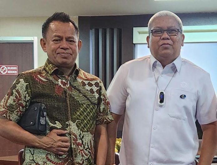 FOTO: Drs. H. Aldin Bulen, SH,.MH dan Rektor UNM Profesor (Prof) Karta Jayadi. (Istimewa)