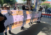 Diduga Gelapkan Sertifikat Rumah Warga Kodam 3 Biringkanaya, Mahasiswa Demo Bank BTN Kanwil V FOTO: Puluhan mahasiswa yang tergabung dalam aliansi Mafia Tanah mendatangi kantor Bank BTN Kanwil V Rabu (28/08/2024).