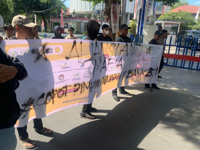 FOTO: Puluhan mahasiswa yang tergabung dalam aliansi Mafia Tanah mendatangi kantor Bank BTN Kanwil V Rabu (28/08/2024).