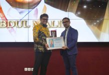Ketua BPW APJII Sulampua Terima Penghargaan di Perayaan HUT Ke -15 Kabar Grub Indonesia