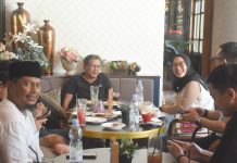 Rezki: Kaka Rocky Andalan Saya FOTO: Kandidat calon Wakil Wali Kota Makassar, Rezki Mulfiati Lutfi berkesempatan ngobrol bareng filsuf sekaligus Pengamat Politik nasional, Rocky Gerung.