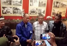 Tangisan Busra Abdullah ke DPP PAN Harap Anulir B1 KWK ‘Sehati’ FOTO: H. Busra Abdullah menggelar keterangan persnya terkait dengan surat rekomendasi DPP PAN ke Andi Seto Asapa.