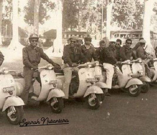 Usai Bertugas di Afrika Tengah, Pasukan Garuda 2 dapat Vespa Kongo FOTO: Prajurit Pasukan Garuda 2 saat mengendarai Vespa Kongo (Property: Akun Facebook Sejarah Nusantara)