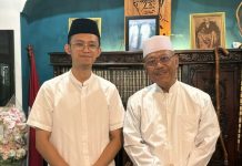 Ilham Ari Fauzi Temui Puang Makka Jelang Pendaftaran ke KPU FOTO: Bakal calon Wakil Wali Kota Makassar, Ilham Ari Fauzi, berkunjung ke kediaman Anre Gurutta Haji (AGH) As-syekh Sayyid Habib A Rahim Assegaf Puang Makka, Senin (19/8/2024).