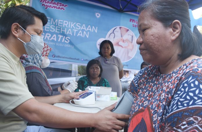 FOTO: Program pelayanan kesehatan paripurna dari pasangan Andi Seto Asapa-Rezki Mulfiati Lutfi di Jalan Deppasawi Dalam, Maccini Sombala, Kecamatan Tamalate dan Jalan Inspeksi Kanal Kecamatan Rappocini, Minggu (1/9/2024).