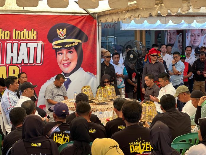 FOTO: Bakal Calon (Balon) Gubernur Sulawesi Selatan, Andi Sudirman Sulaiman menggelar silaturahmi, di Posko Induk Andalan – Hati, Jalan Jendral Sudirman, Minggu, 1 September 2024.