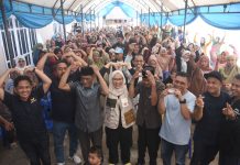 Emak-emak di Kecamatan Manggala Dukung Pasangan Sehati FOTO: Rezki Mulfiati Lutfi saat menyapa dan ngobrol bareng warga di dua kelurahan yang ada di Kecamatan Manggala, Rabu (4/9/2024).