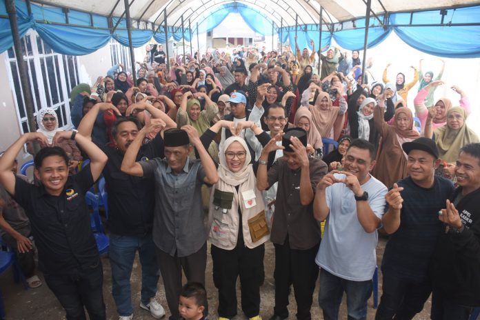 FOTO: Rezki Mulfiati Lutfi saat menyapa dan ngobrol bareng warga di dua kelurahan yang ada di Kecamatan Manggala, Rabu (4/9/2024).